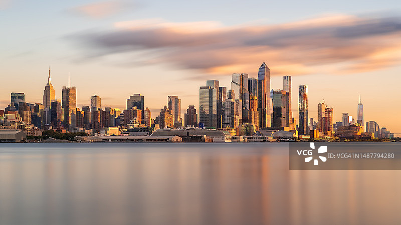 多云天空下的城市建筑景观图片素材