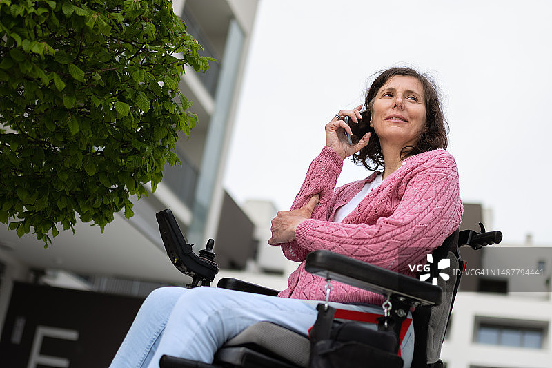 残疾妇女在桌旁园艺图片素材