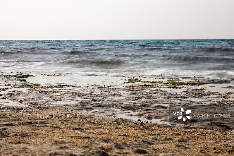 以色列纳哈里亚海滩的晴朗天空景色图片素材
