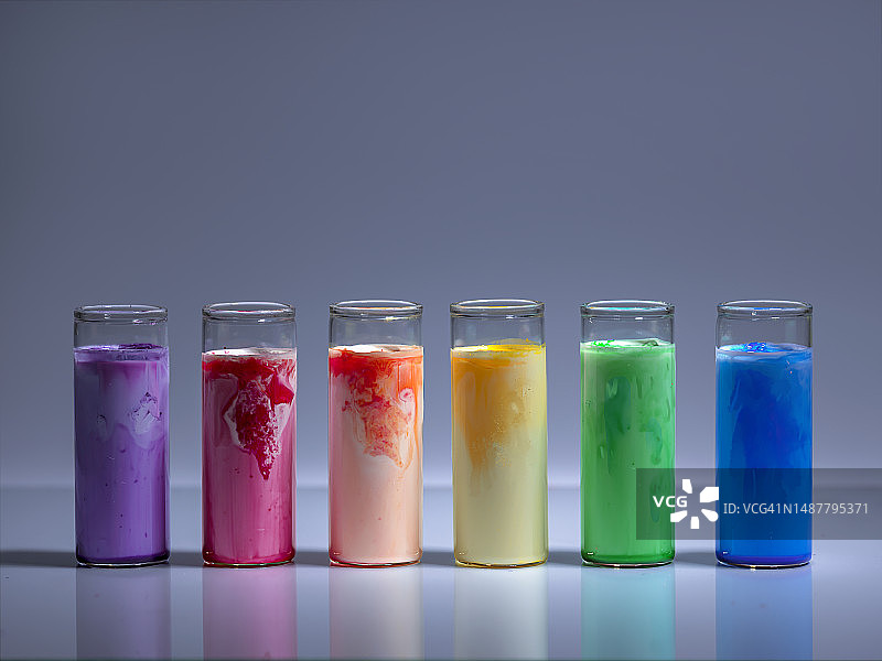 桌子上彩色容器的特写图片素材