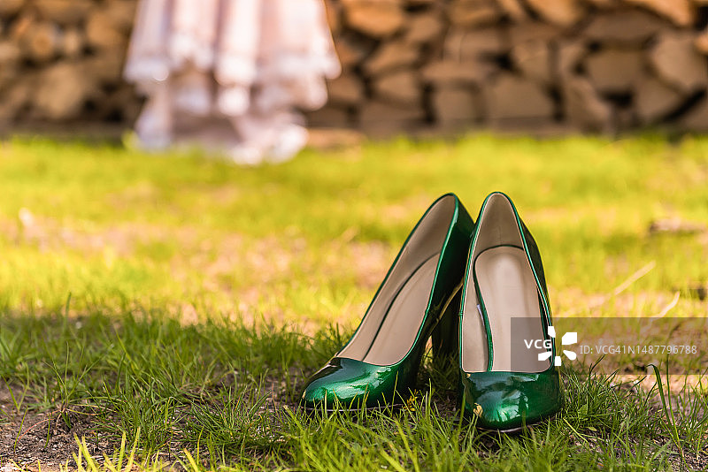 罗马尼亚草地上的鞋子特写图片素材