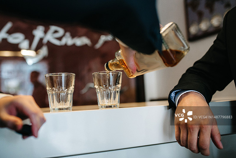 两位男士在酒吧享用威士忌（罗马尼亚）图片素材