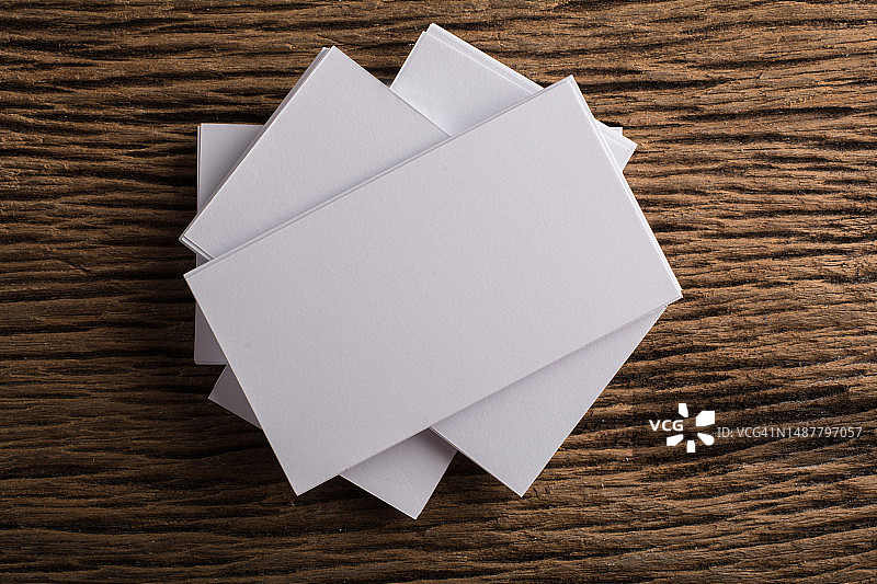 木质背景上的空白名片企业形象展示，罗马尼亚图片素材