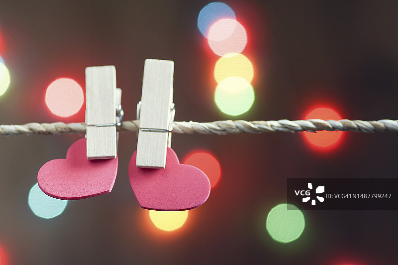绳子上悬挂的心，模糊散景背景，罗马尼亚图片素材
