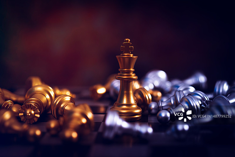 国际象棋比赛的获胜者，金色国王在商业竞赛中获胜(罗马尼亚)图片素材