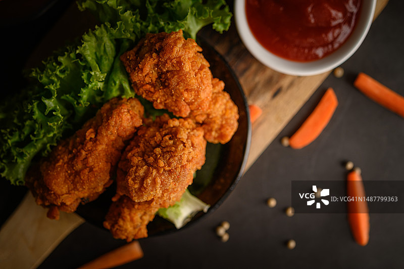 炸鸡与番茄酱和胡萝卜图片素材