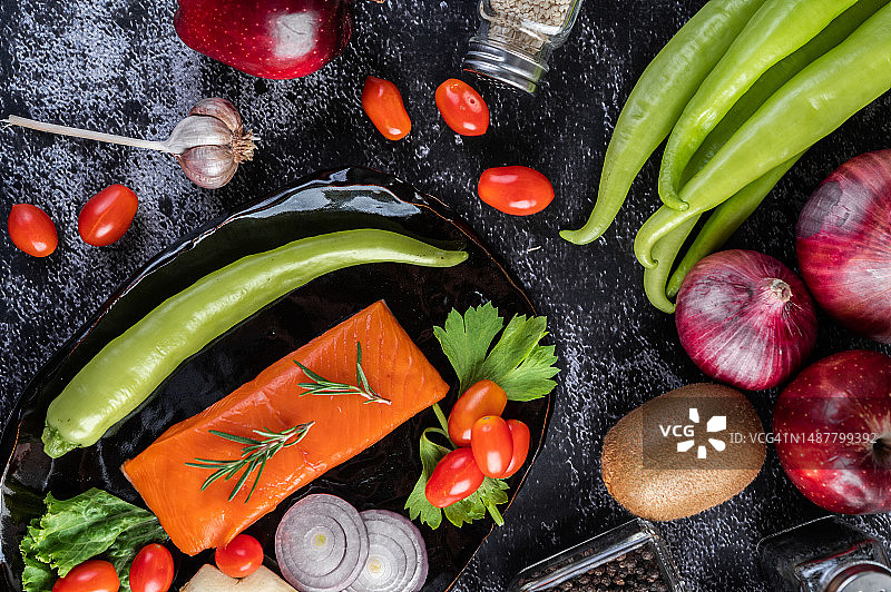 新鲜三文鱼片配胡椒、猕猴桃、菠萝和迷迭香，罗马尼亚图片素材