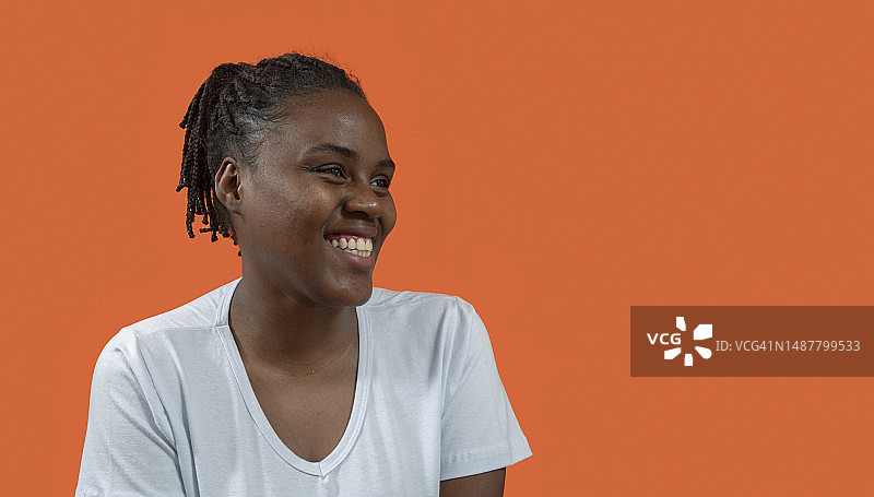 在厄瓜多尔基多，皮钦查，面带微笑向右看的非洲女性肖像图片素材