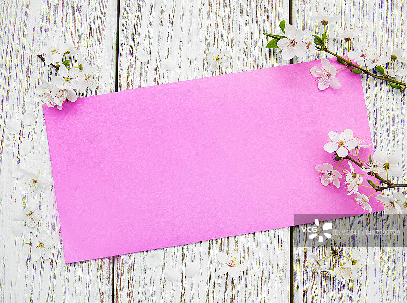 桌子上粉色花朵特写，罗马尼亚图片素材