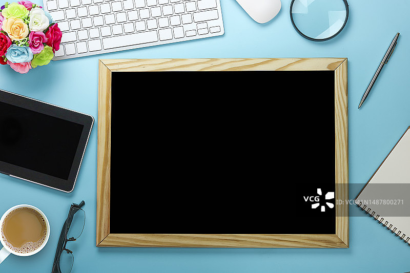 工作台上粉笔板、放大镜、商业物品和技术工具俯视图，罗马尼亚图片素材