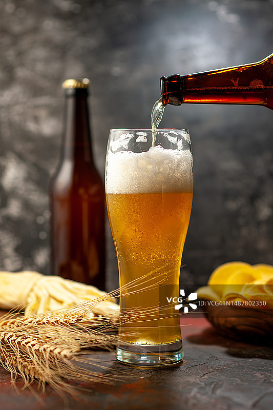 啤酒、薯片、奶酪和酒杯图片素材