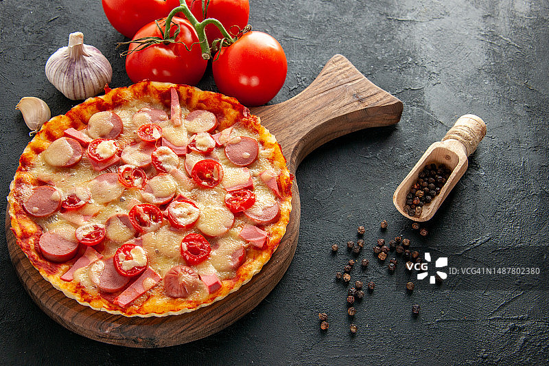 深色背景上带有新鲜红色番茄的小披萨正面图，沙拉食品面团蛋糕彩色照片快餐图片素材
