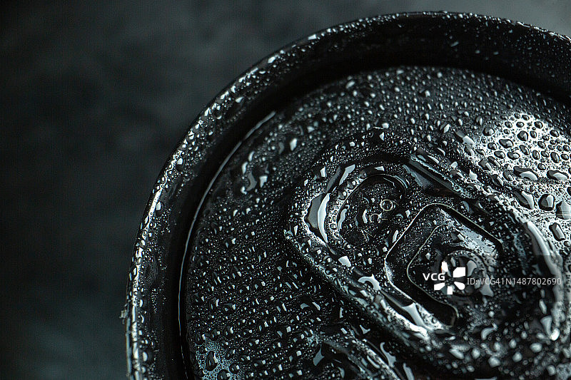 深色背景下的苏打罐特写顶视图图片素材