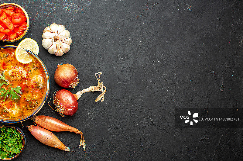 美味肉汤与蔬菜切片俯视图图片素材