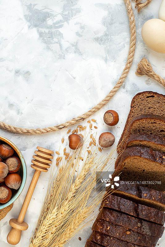 俯视图不同的食材鸡蛋黑面包牛奶坚果和果冻在白色的背景颜色面团蛋糕热饼饼干照片派圆面包图片素材