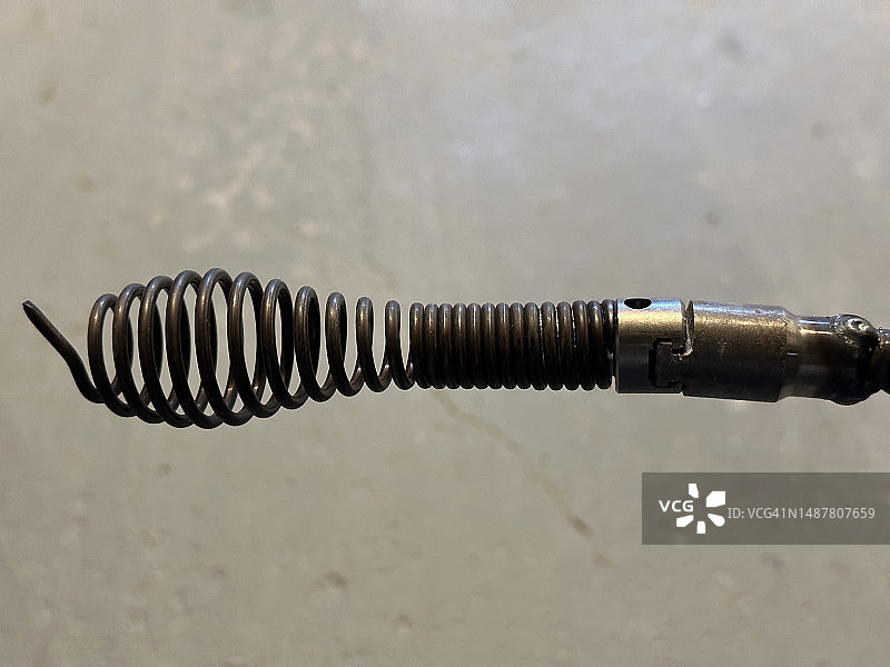 管道工使用钩蛇工具图片素材