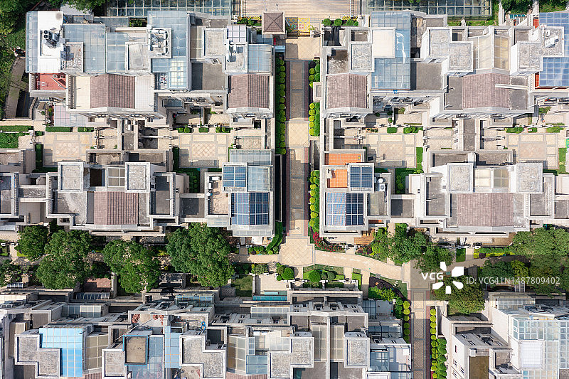 带太阳能电池板的可持续住宅航拍图片素材