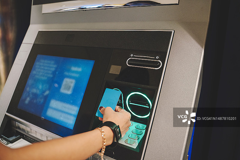 在ATM自动取款机上用手机进行非接触式支付图片素材