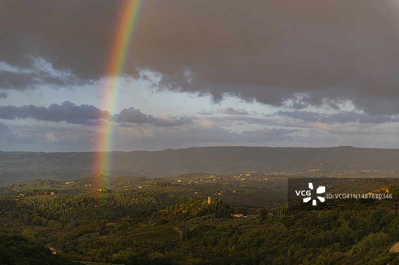 托斯卡纳：埃尔萨谷波尼塔楼的彩虹图片素材