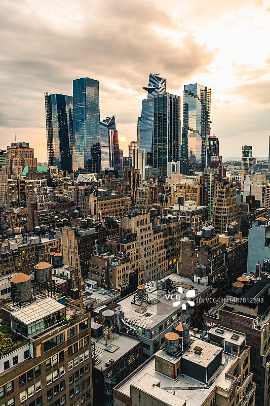 美国纽约曼哈顿天际线的屋顶景观图片素材