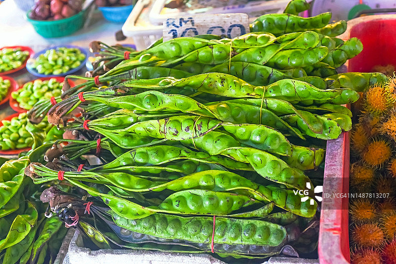 阳光明媚的市场里出售的臭豆（朴克树豆）图片素材