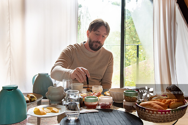 男人吃早餐图片素材