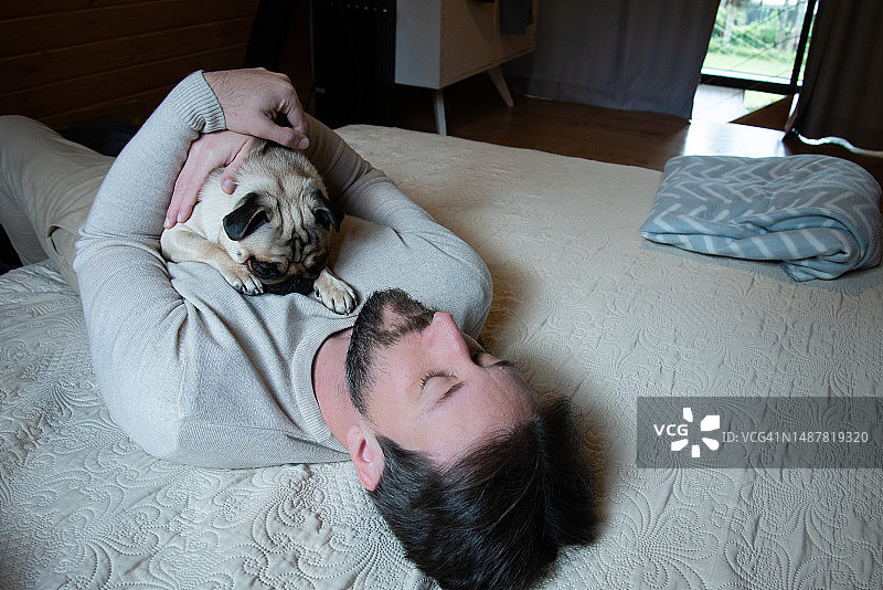 男人与狗一起休息图片素材