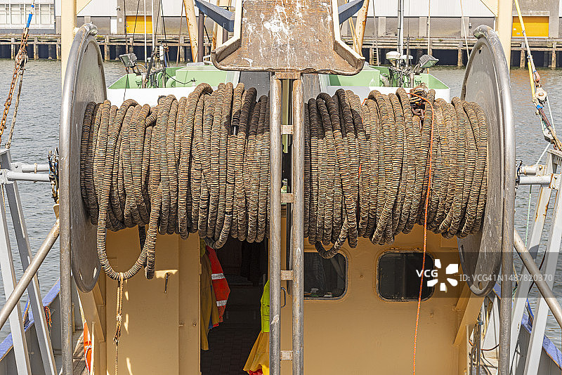 渔船上的渔网和缆绳图片素材