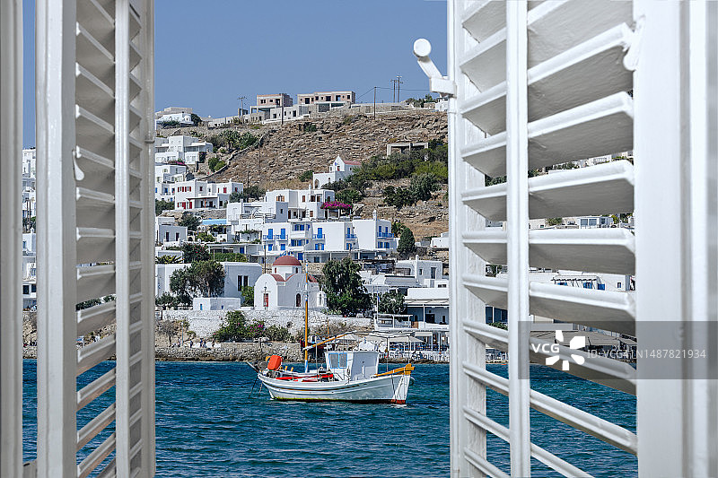从窗口看到的渔船和米科诺斯岛景色图片素材