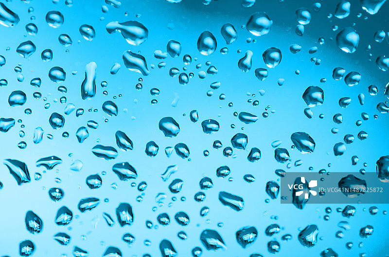 窗户上的雨滴图片素材