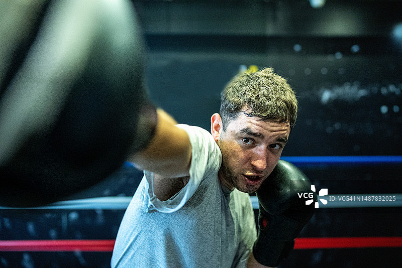 年轻男人在拳击场上战斗图片素材