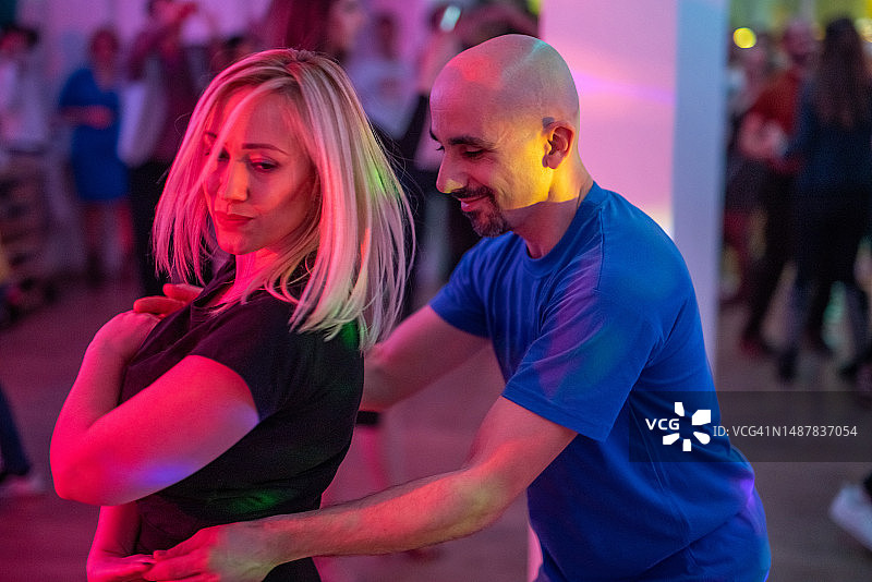 派对上跳萨尔萨舞的男女图片素材