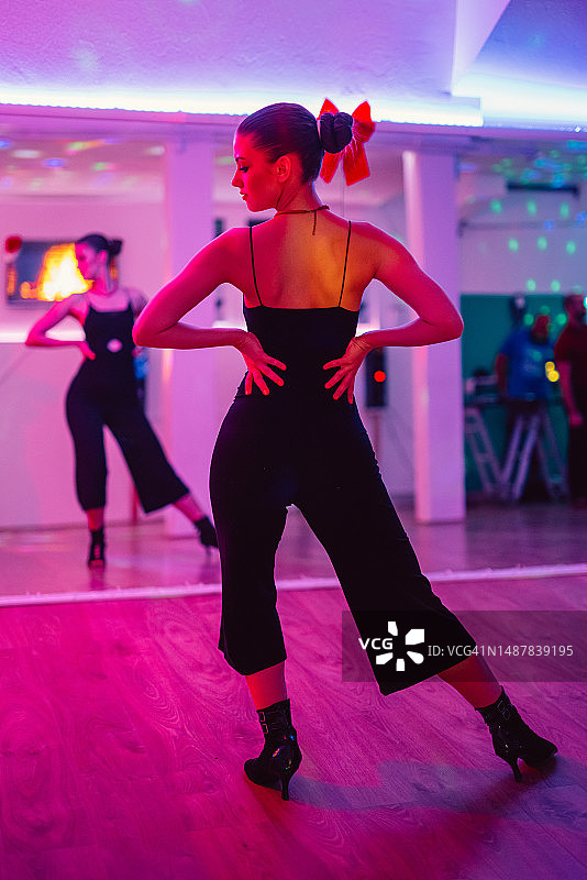 女子在舞蹈工作室跳舞图片素材