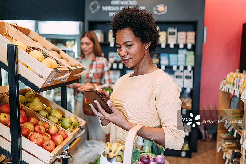 女人在有机市场购物图片素材