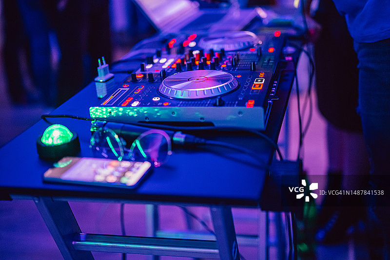 俱乐部中的DJ调音台图片素材