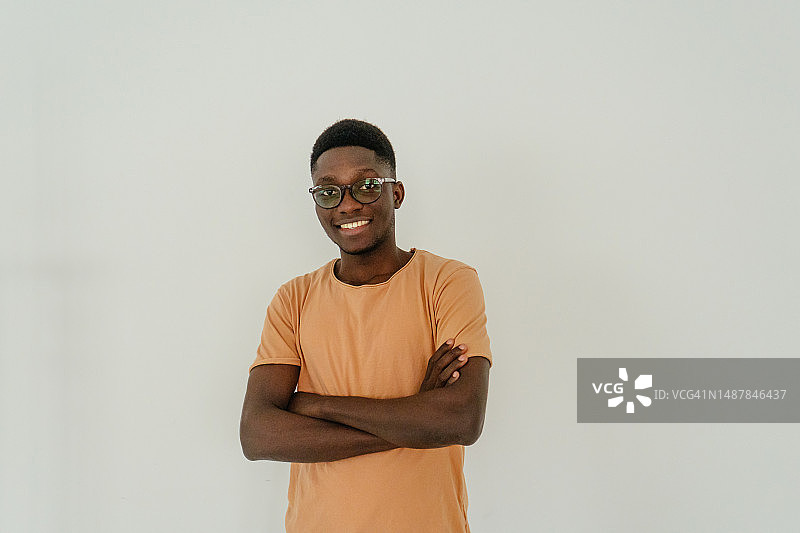 年轻非裔美国男人肖像图片素材