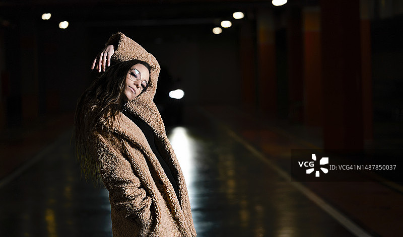 站在停车场的女人图片素材