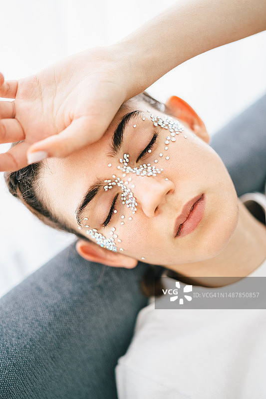 带有闪亮面部亮片和水晶水钻的年轻亚洲Gen Z女性肖像图片素材