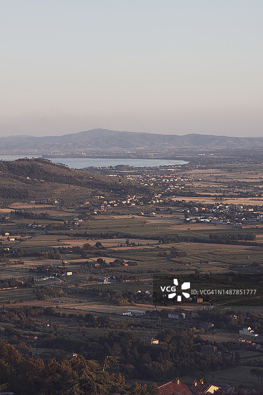 从意大利科尔托纳俯瞰阿雷佐和佩鲁贾乡村及教堂屋顶图片素材