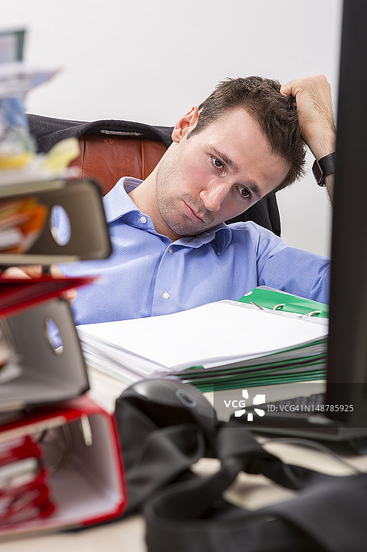 不堪重负的商人图片素材