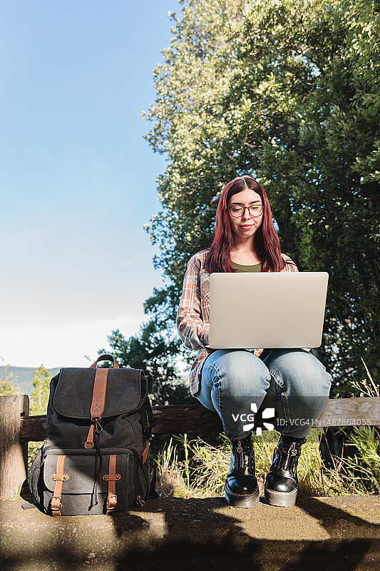 红发数字游民：远程工作，享受自然之美图片素材