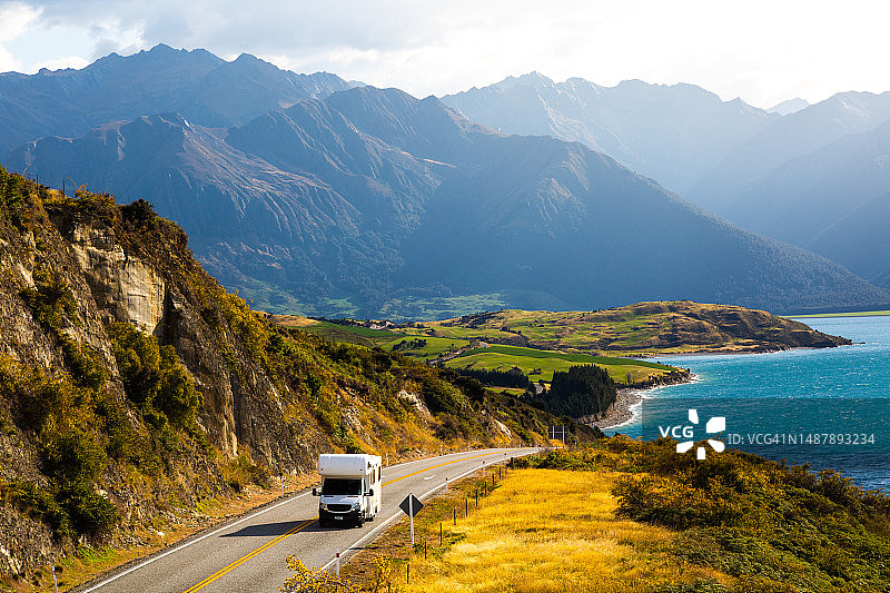 哈威亚湖畔的露营车图片素材