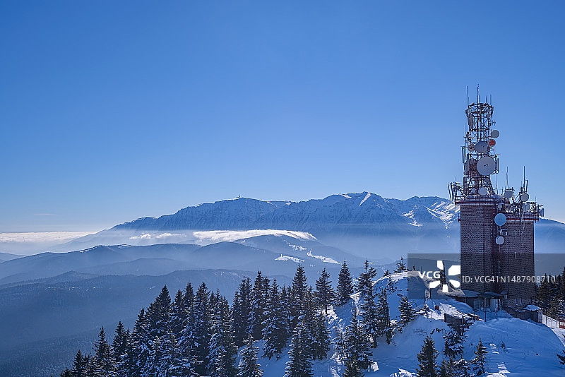 波斯塔瓦鲁山顶的电信塔（罗马尼亚布拉索夫）图片素材