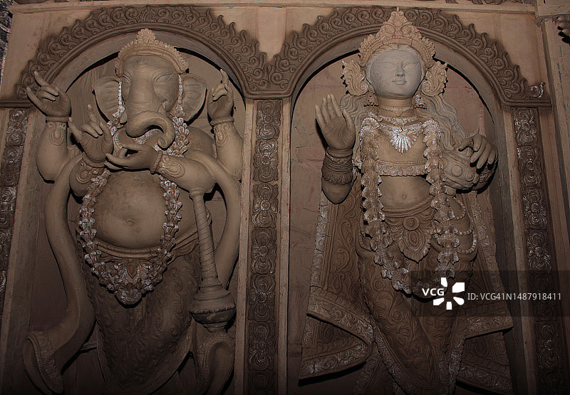 象头神和拉克希米泥像图片素材