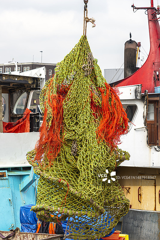 拖网渔船钢钩上悬挂的渔网图片素材