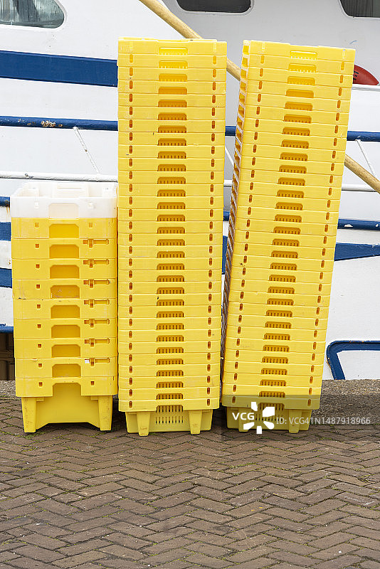 堆叠的黄色塑料箱图片素材