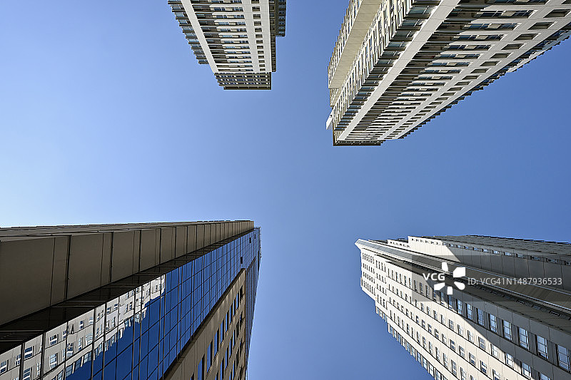 晴朗的天空下仰望摩天大楼图片素材