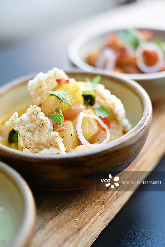 现代酸橘汁腌鱼图片素材