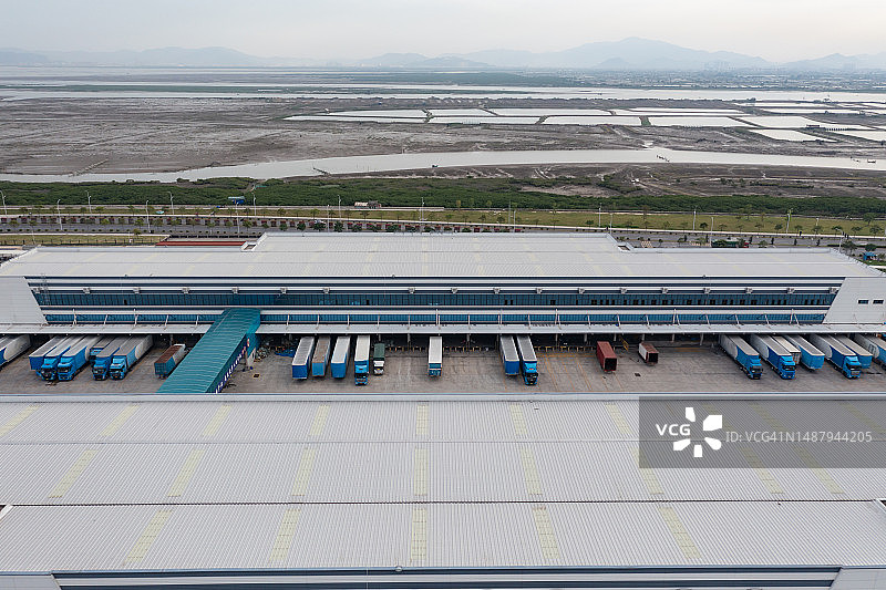 现代化物流园区卡车停车场图片素材