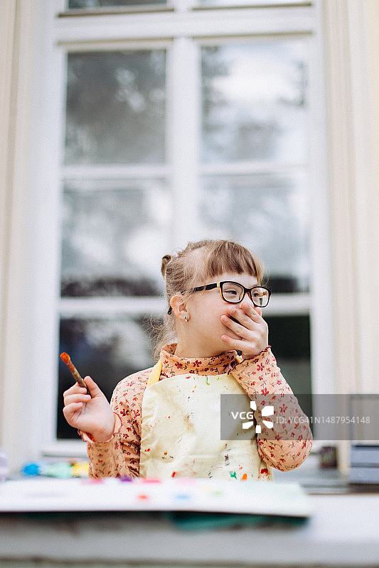 在艺术心理治疗中，患有智力障碍的女孩图片素材